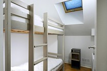Aquisana - slaapkamer met stapelbed en raam